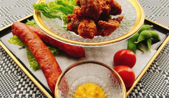 您喜歡的酒和享用的當地美食牛炸雞塊&牛舌香腸