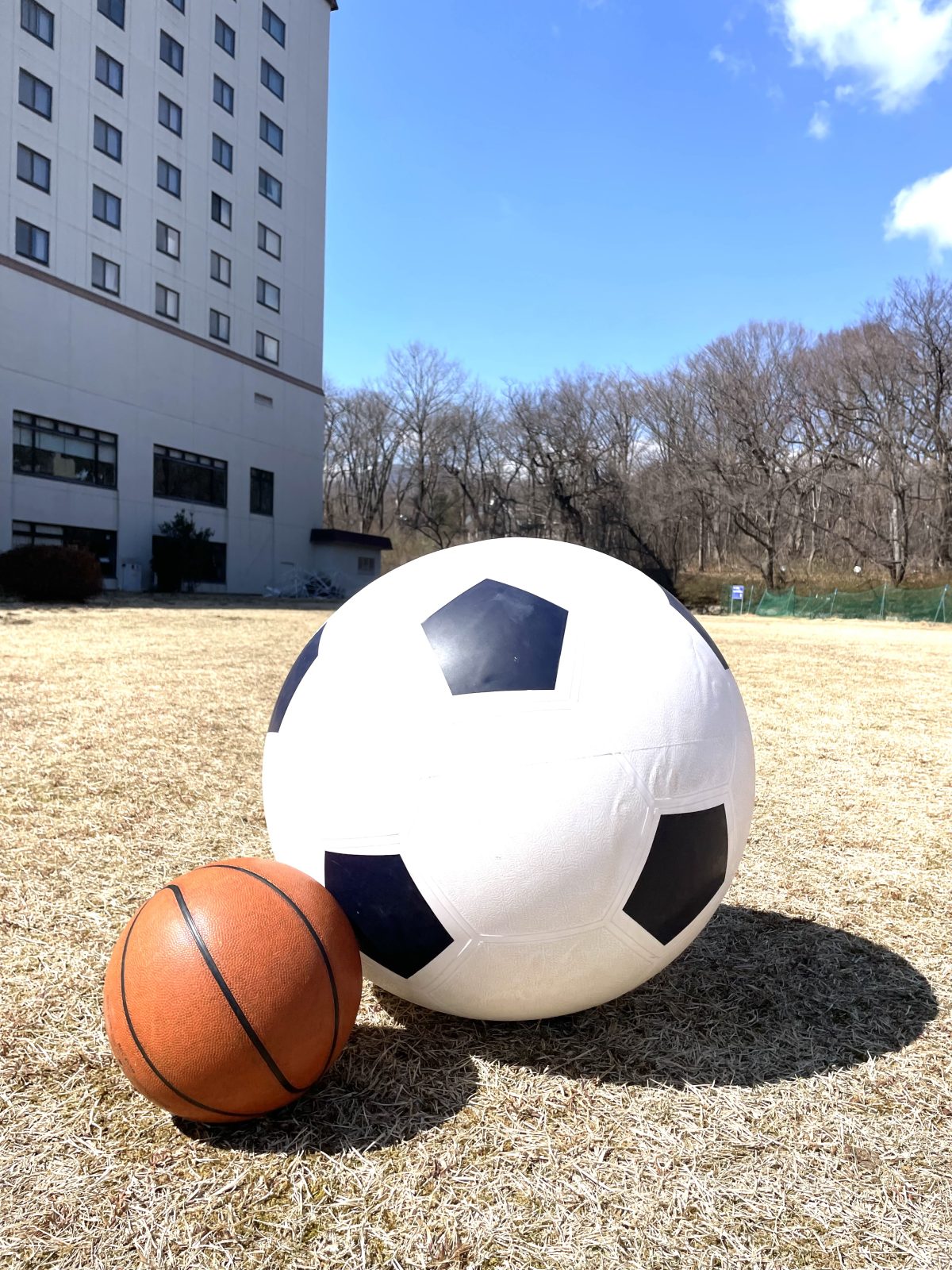 中庭で楽しむBig！サッカーボール＆バドミントン＆焚き火体験